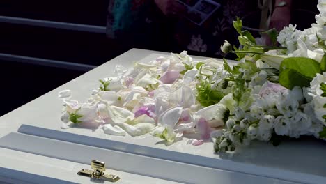 captura de pantalla de un ataúd funerario en un coche fúnebre o capilla o entierro en el cementerio