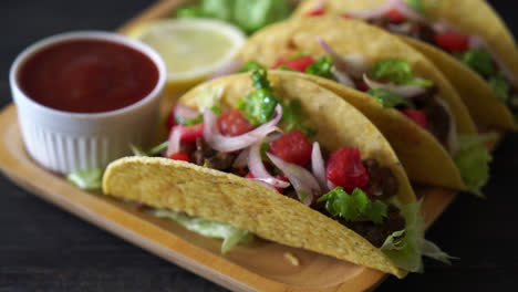 Tacos-Con-Carne-Y-Verduras---Estilo-De-Comida-Mexicana