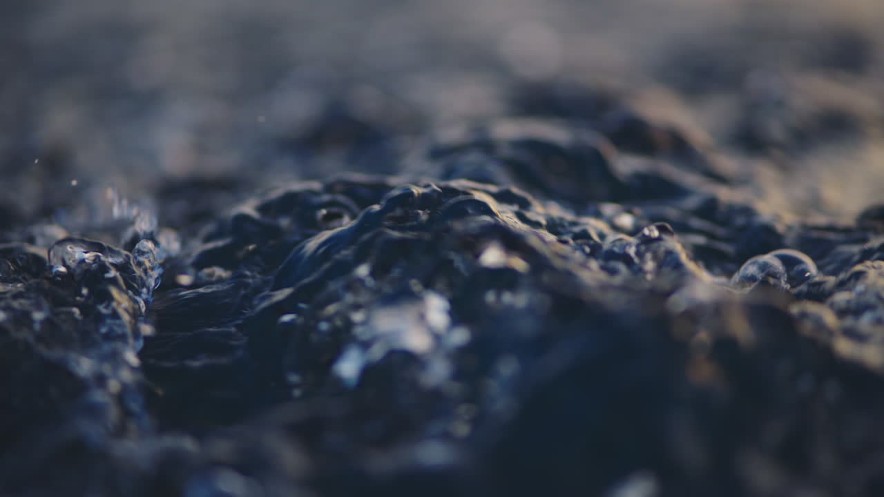 vista de cerca del agua y las rocas