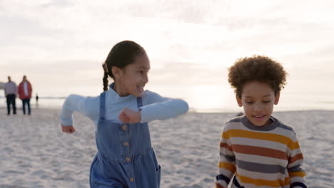 Familia,-Playa-Y-Correr-En-Verano-Con-Niños