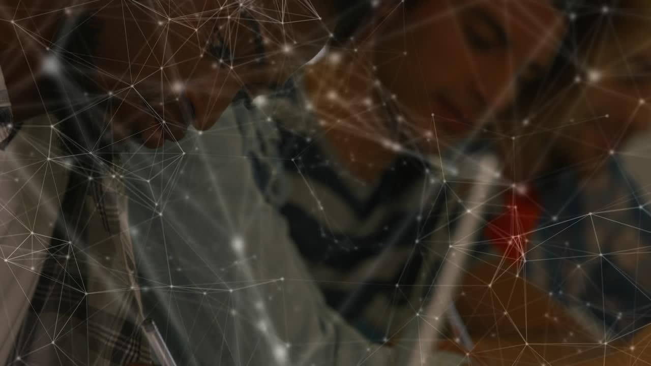 animación de estudiantes sentados en escritorios a través de una red de conexiones, procesamiento de datos en el fondo.