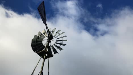 primer plano de un molino de viento, fondo de cielo azul