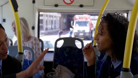 pasajeros que interactúan entre sí mientras viajan en el autobús 4k