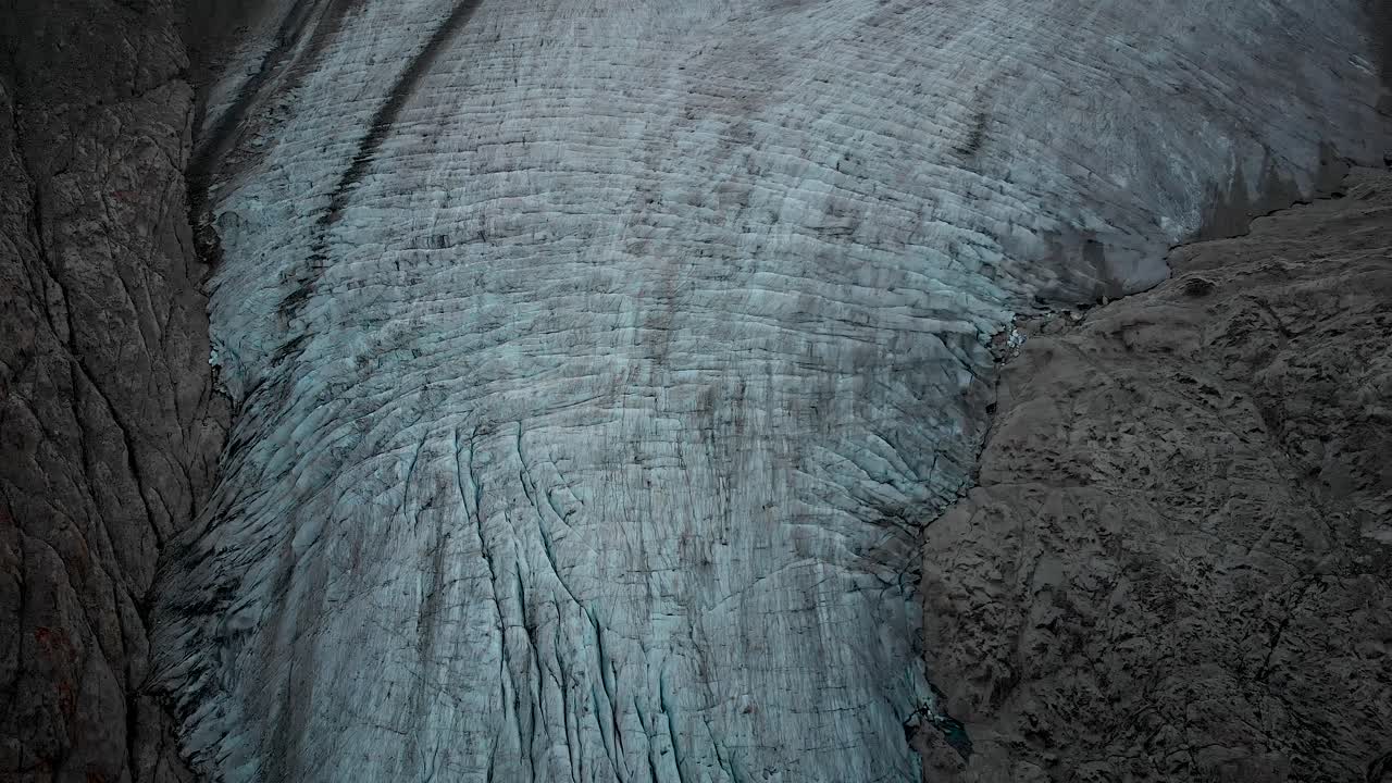 vista aérea del glaciar gauli en la región de oberland bernese de los alpes suizos con una vista panorámica desde la lengua del glaciar hasta revelar los picos de las montañas