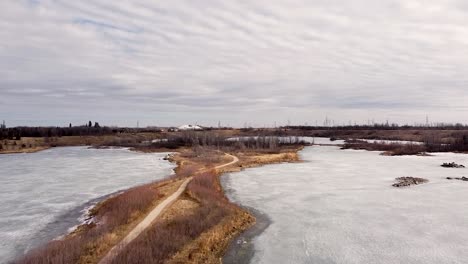 Drone-Subiendo-Camino-Del-Parque-Estanque-Congelado