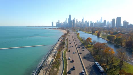 Vista-De-Imágenes-Aéreas-Del-Centro-De-Chicago-Desde-El-Norte-De-La-Ciudad,-Lago-Michigan,-Paseo-Por-La-Orilla-Del-Lago