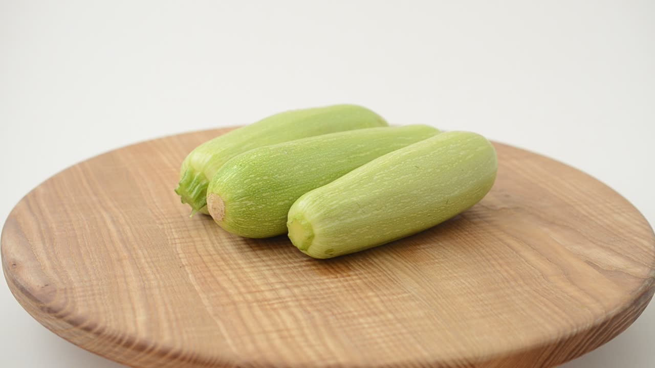 Zucchine su un tagliere. Riprese in movimento