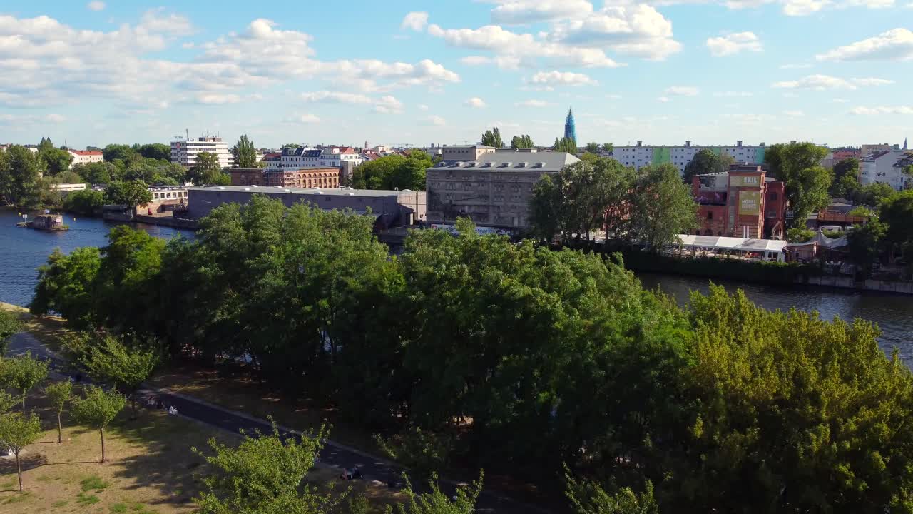 club spindler y klatt con piscina terraza fantástica vista aérea vuelo pedestal abajo imágenes de drones de la galería del lado este berlin kreuzberg día de verano 2022