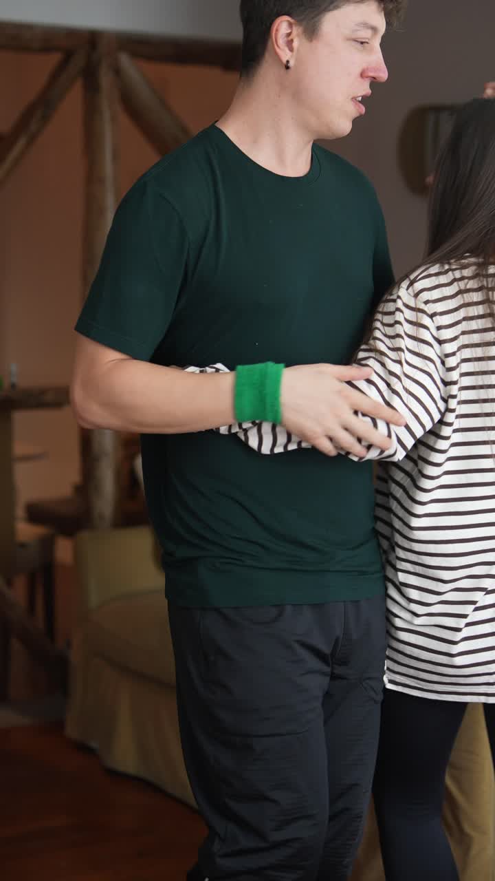 pareja bailando en casa