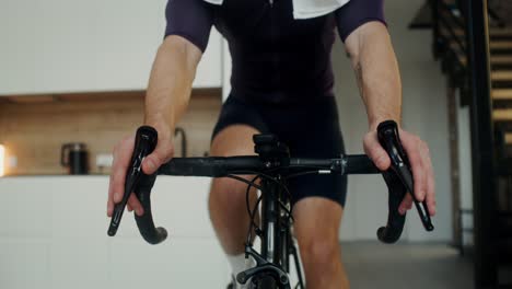 hombre haciendo un entrenamiento en casa