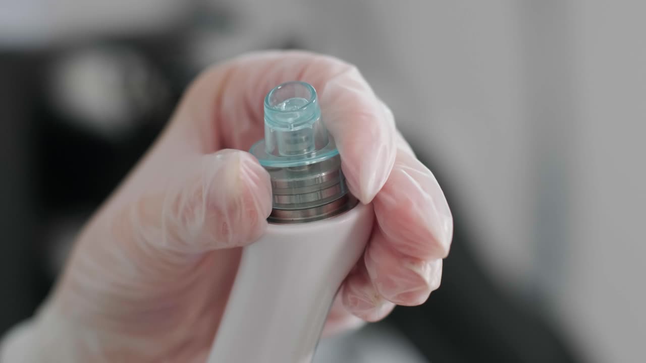 procedimiento hidrofacial en la clínica de cosmetología moderna. extracción, exfoliación