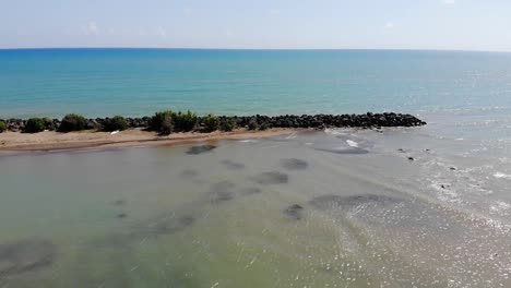 imágenes aéreas de una pequeña bahía