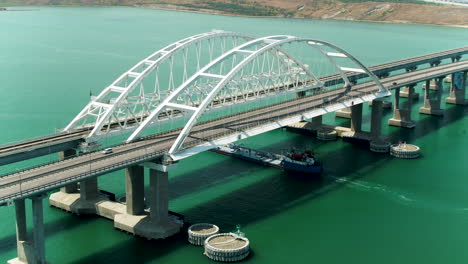 vista aérea de un puente de arco moderno sobre una vía fluvial