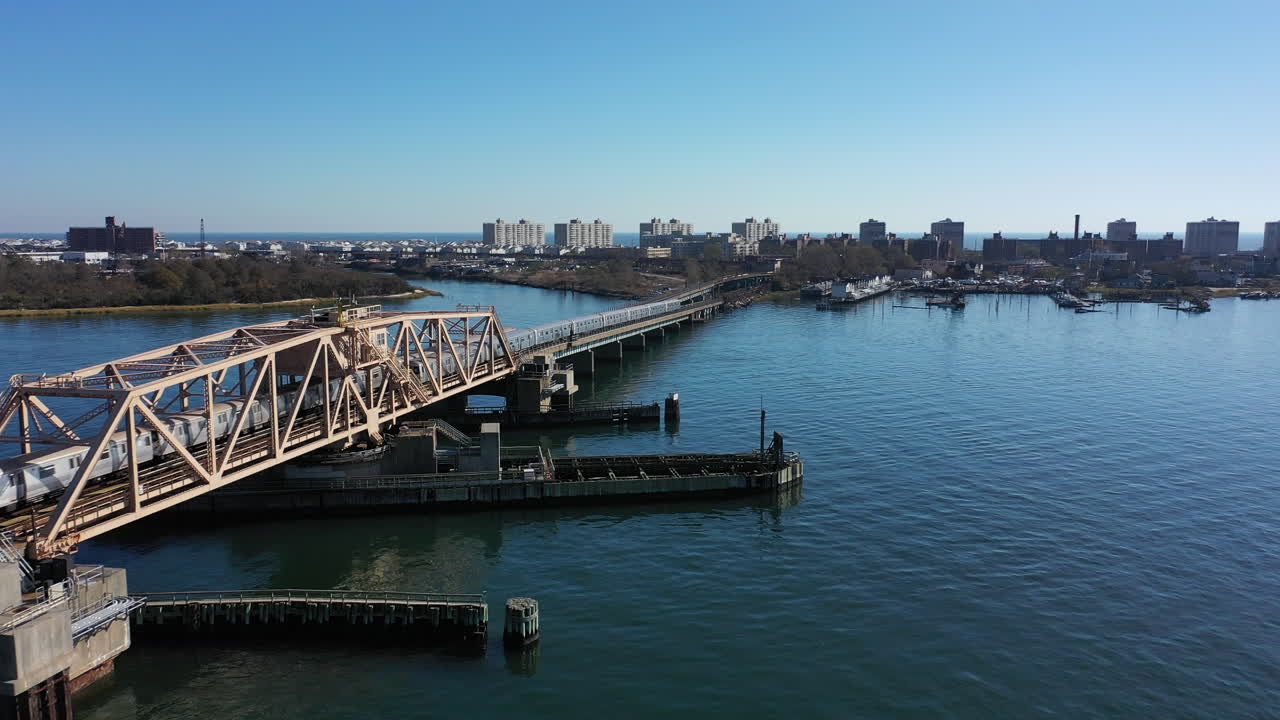 퀸즈, 뉴욕의 풀이 무성한 만 상공에서 공중 촬영