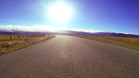 tiro pov conduciendo por una carretera rural a una velocidad muy rápida 1