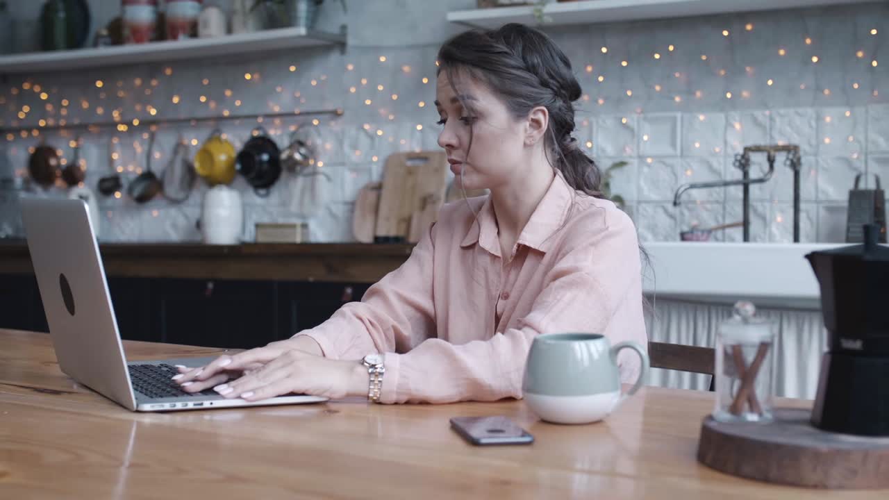 편안한 부에서 집에서 일하는 여자