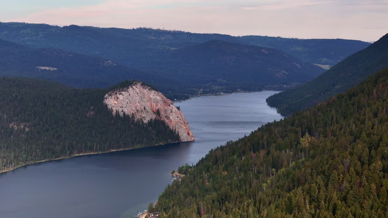 vistas impresionantes de gibraltar rock y el lago paul por kamloops