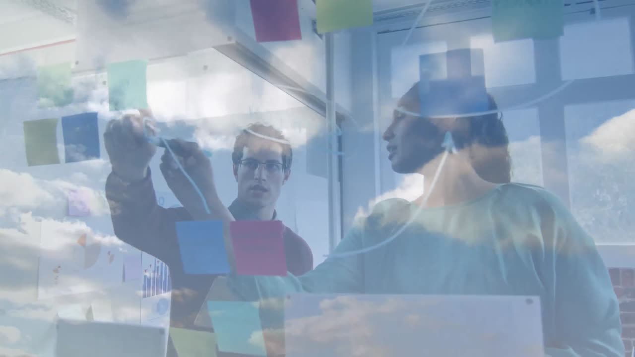 파란 하늘의 구름과 다양한 사무실 동료들이 사무실에서 메모 노트를 논의하고 있습니다.