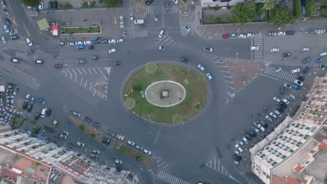 Imágenes-Aéreas-Lentas-Desde-Arriba-Hacia-Abajo-De-La-Rotonda-En-Un-Vecindario-A-Las-Afueras-De-Nápoles,-Italia