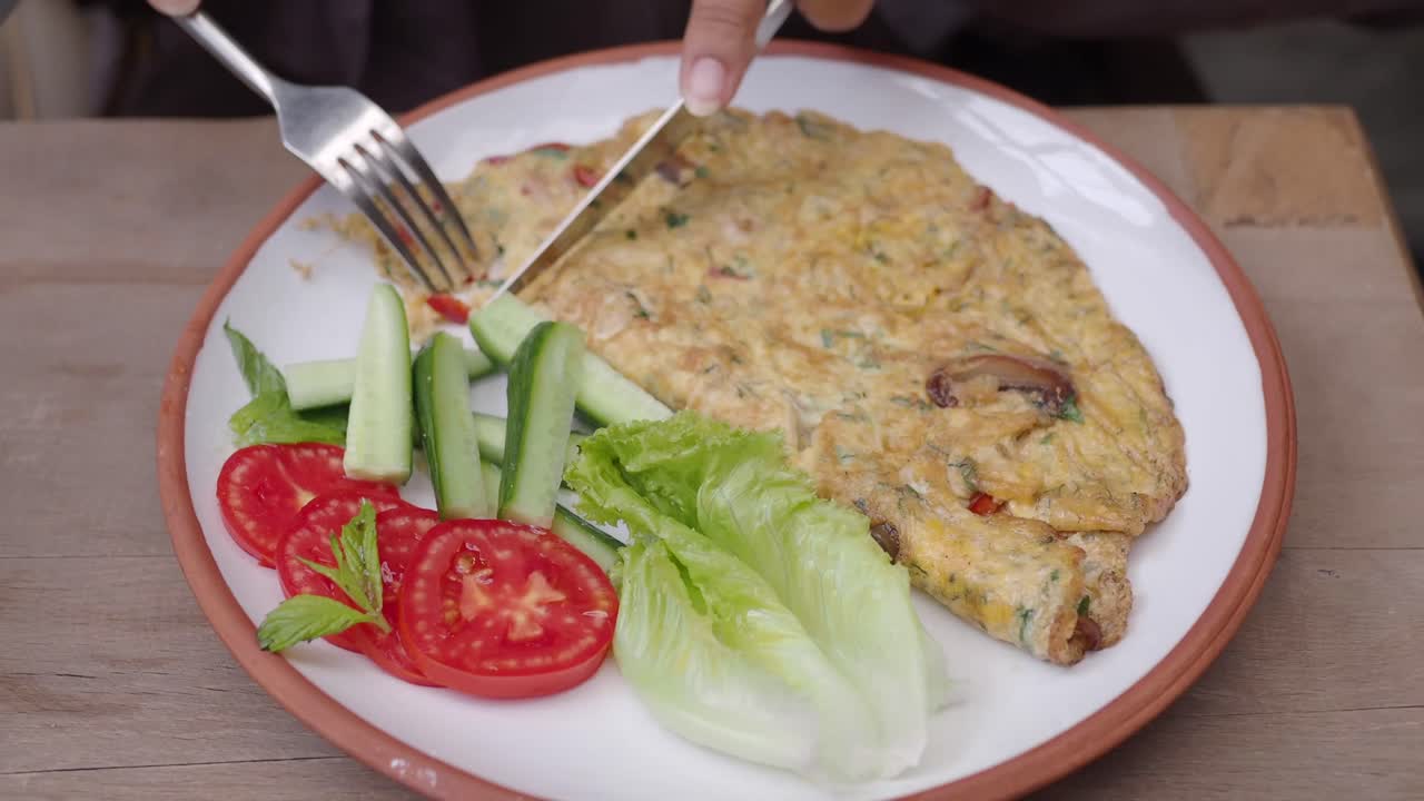 신선한 채소와 함께 맛있는 오멜