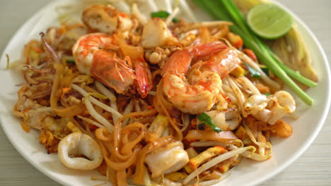 pad thai seafood: fideos salteados con gambas, calamares o pulpo y tofu al estilo tailandés.