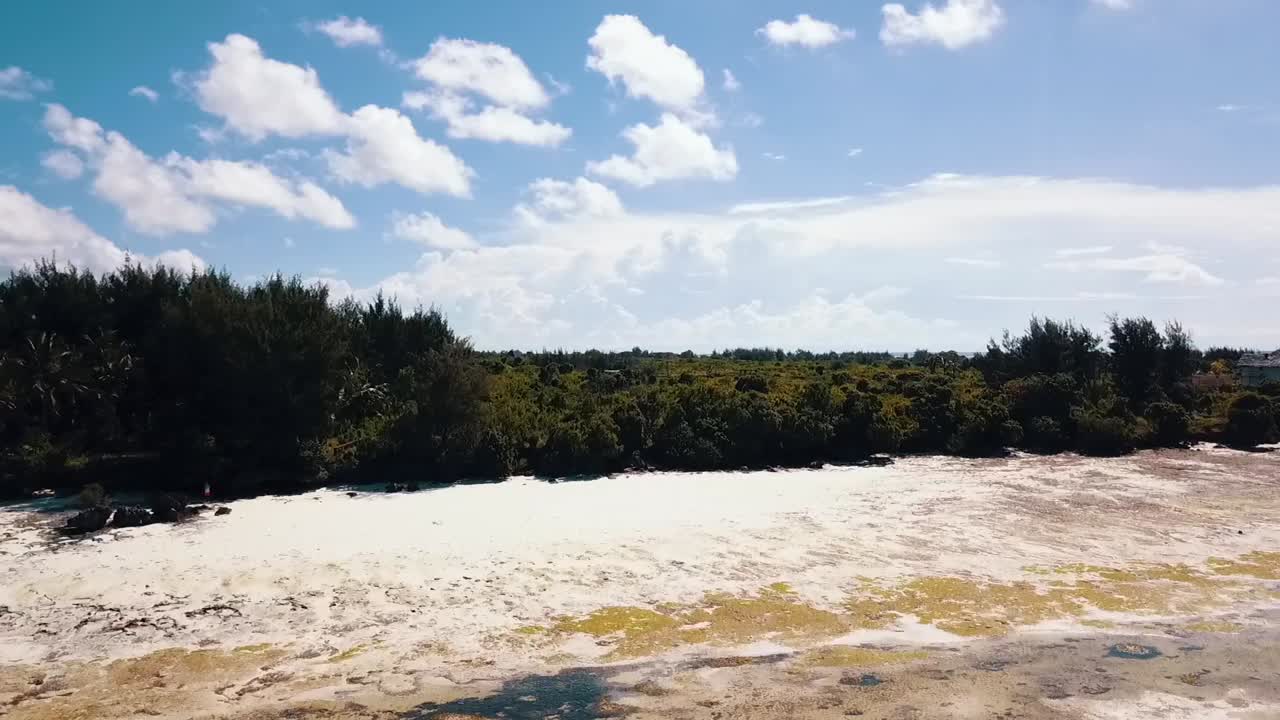 más suave hacia adelante se levanta lentamente disparo de drone