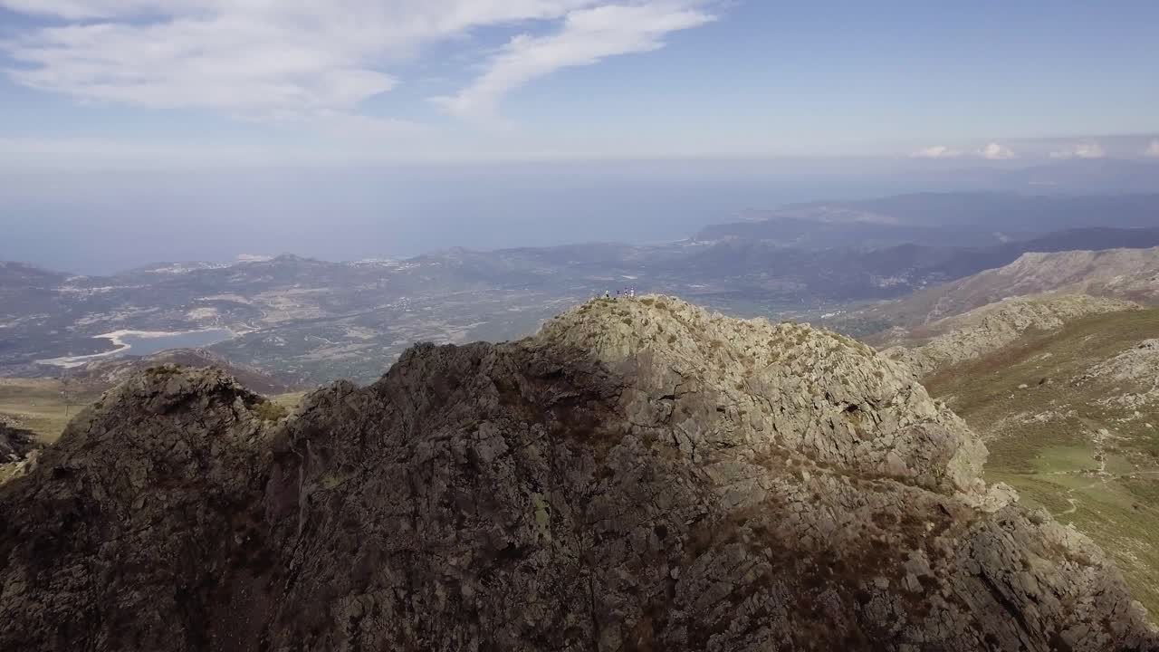 panorámica de paisajes montañosos salvajes en córcega