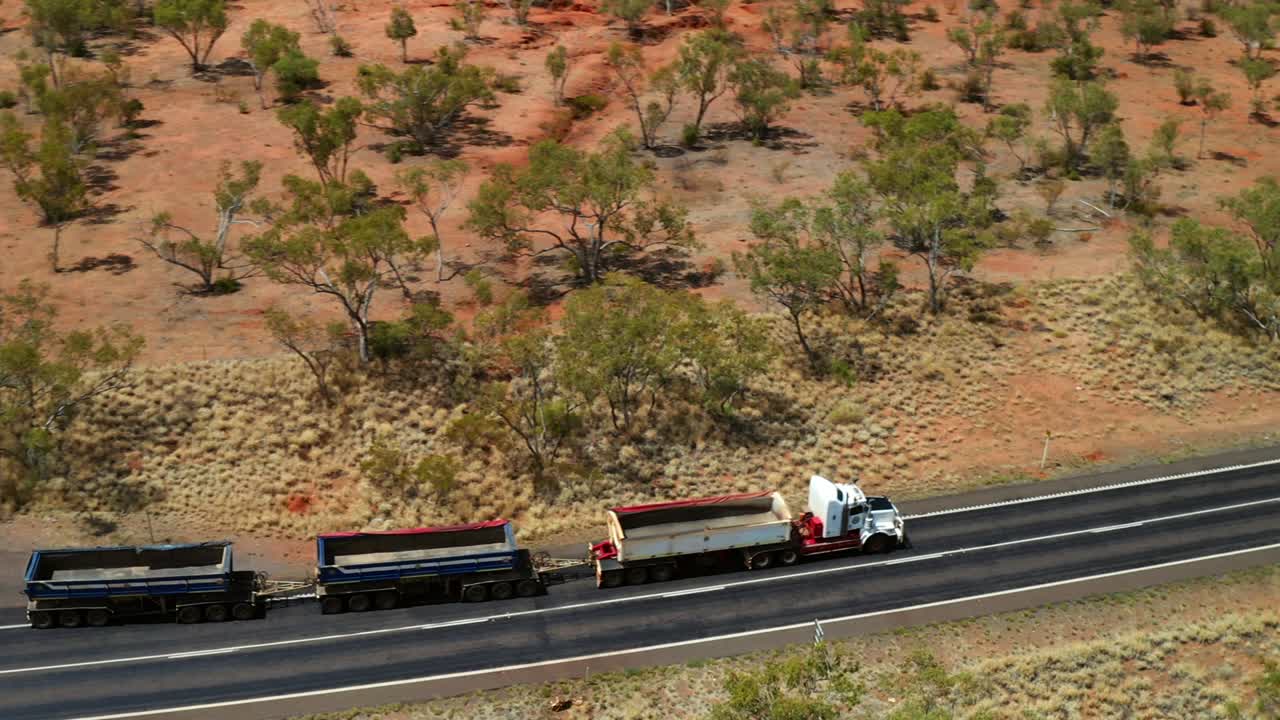 호주 qld의 아웃백 도로에서 빈 화물 운전을 하는 3트레일러 로드 트레인