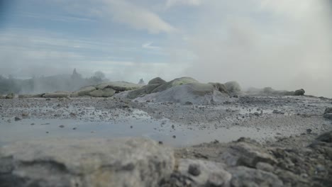 rotorua géiser geotérmico de vapor, nueva zelanda, cámara lenta y amplia