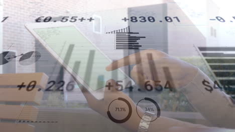 animación de datos financieros y gráficos que se mueven sobre las manos de un hombre biracial usando una tableta