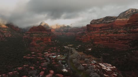 Suburbios,-Colinas-De-Roca-Roja-Y-Montañas-En-Sedona,-Arizona---Toma-Aérea-Con-Drones