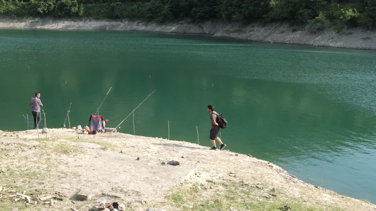 호수변에 있는 남자