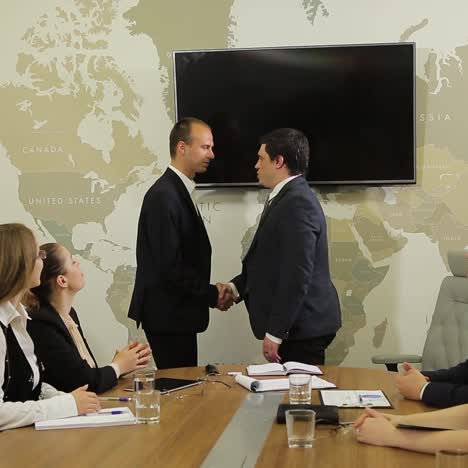 reunión de la junta en una oficina moderna