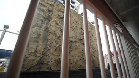 vista amplia del tema de la pared de escalada de un hombre