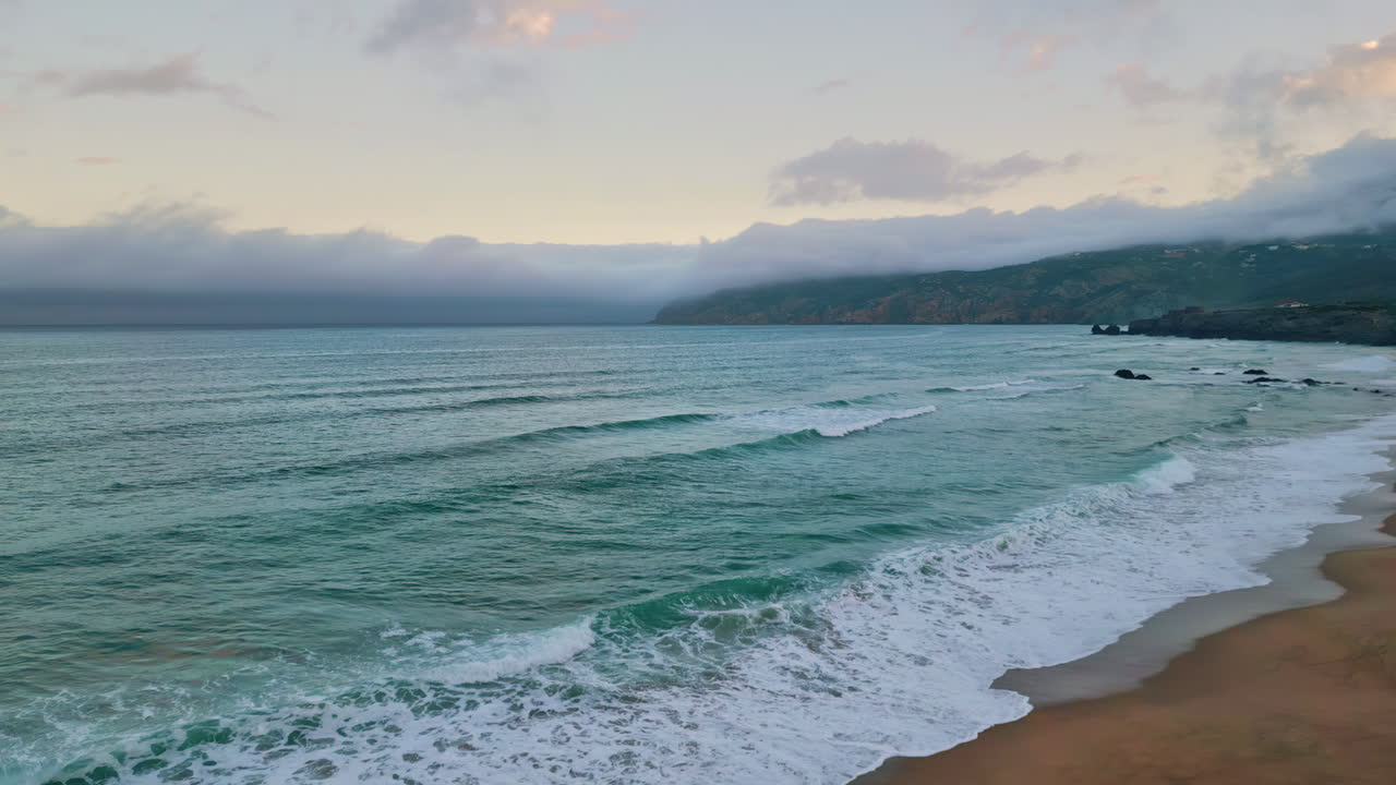 cielo nublado mar crepúsculo pintorescas olas espumosas vista de avión no tripulado paisaje de la costa