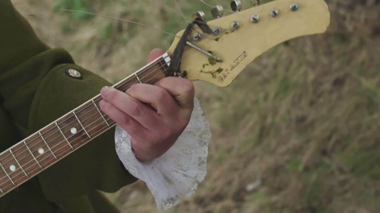 고대 전기 기타를 연주하는 역사적인 인물