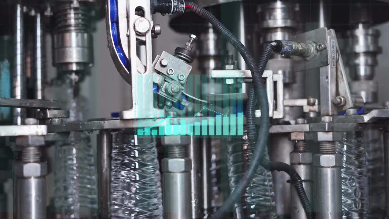 línea de ensamblaje de producción de la industria de embalaje de botellas de agua fábrica con infografía del exceso de contaminación plástica que muestra la tendencia para el futuro