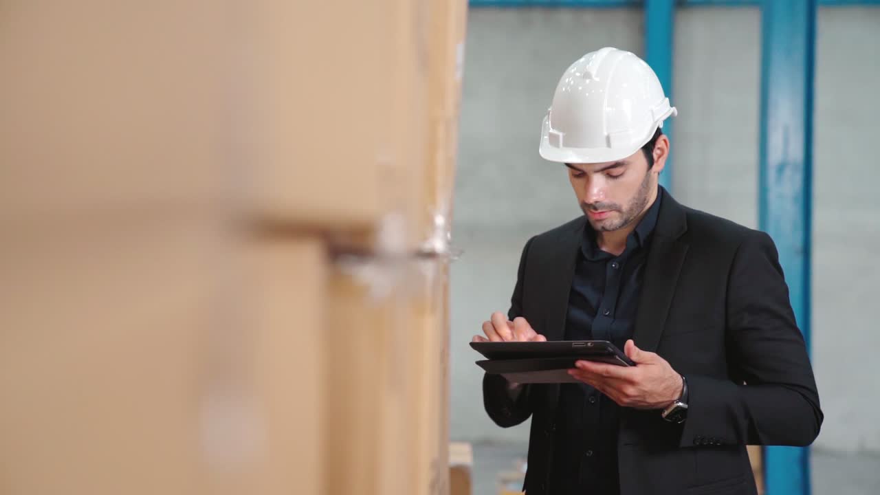 gerente de fábrica que utiliza una tableta en el almacén o la fábrica