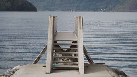 Tauchbrücke-Auf-Einem-Wunderschönen-Norwegischen-Fjord-Mit-Bergregion-Hintergrund