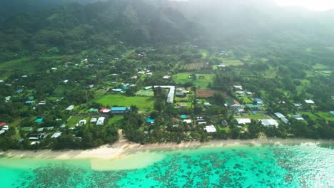 Nubes-Rodando-Sobre-Las-Montañas-Tropicales-De-Rarotonga-Al-Amanecer.