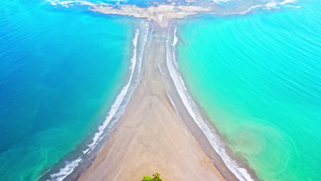 imágenes aéreas de drones que revelan una playa en forma de cola de ballena en el parque nacional marino ballena, costa rica