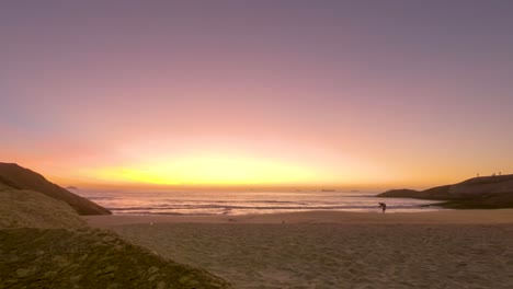 lapso de tiempo del amanecer desde antes de que el sol aparezca justo después en la playa del diablo de arpoador en río de janeiro, brasil, con un pájaro apareciendo al final