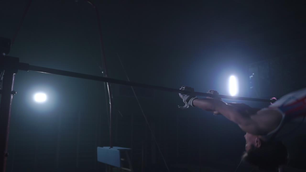 esercizi di ginnasta su alta barra orizzontale hd slow-motion video. atleta allenamento abilità di ginnastica e l'esecuzione di elementi giganti