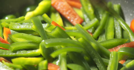 deliciosas verduras coloridas se fríen en mantequilla en una sartén