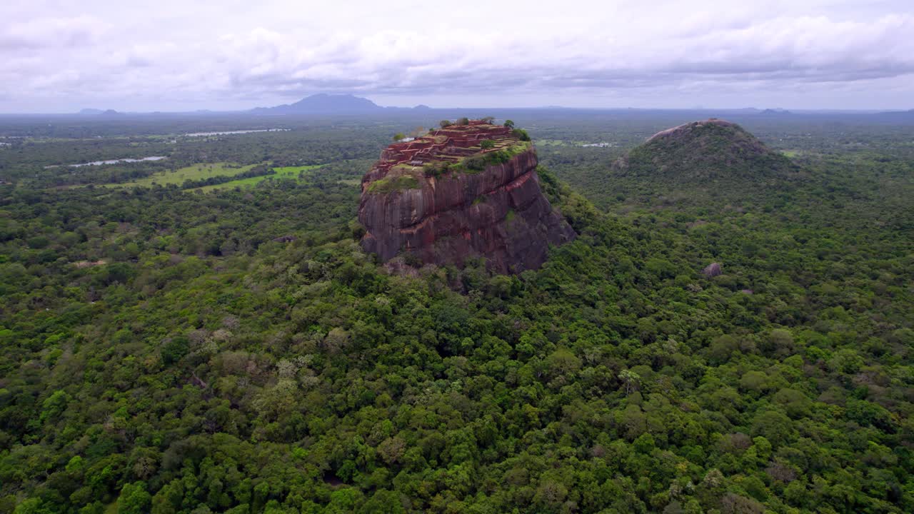 Đá Sư tử Sigiriya vươn cao nổi bật trên khu rừng xanh ngọc bích