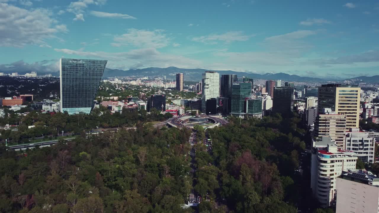dolly panorámica de la fuente de petróleo en la intersección de la avenida paseo de la reforma y el periferico en una hermosa mañana en la ciudad de méxico