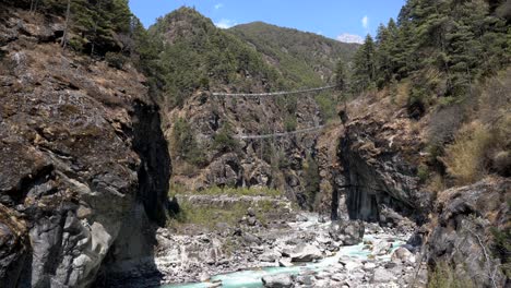 los tensos puentes colgantes de hillary en el camino al campamento base del everest