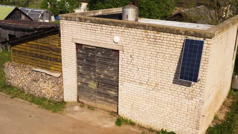 panel solar montado en una pared de un garaje, vista aérea