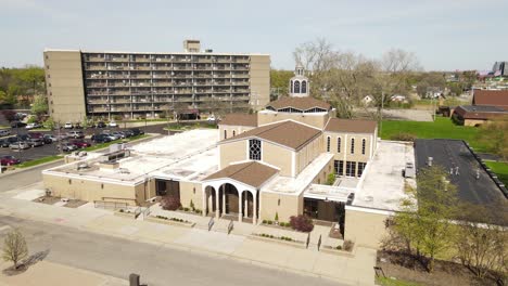 Pedestal-Aéreo-Tiro-Hacia-Atrás-De-La-Iglesia-Apostólica-Armenia-De-San-Sarkis,-Dearborn-Michigan,-Estados-Unidos