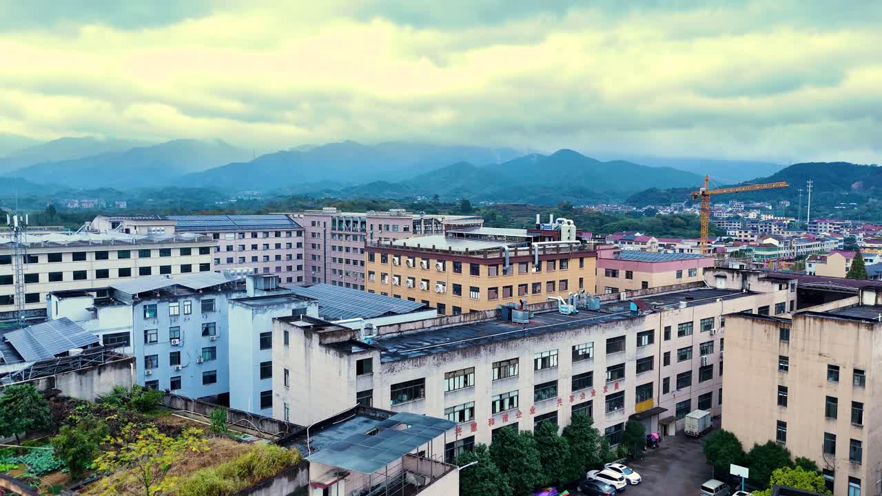 주거 건물과 산업 시설이 혼합된 도시 풍경